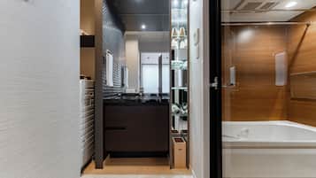 Een bad/douchecombinatie, gratis toiletartikelen, een haardroger