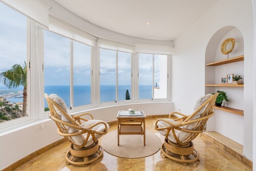 Villa 'Casa Naranjita' with Sea View, Wi-Fi and Heated Pool