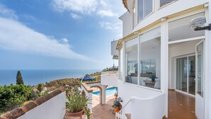 A coastal house with a swimming pool, outdoor seating, and a view of the sea. - Villa 'Casa Naranjita' with Sea View, Wi-Fi and Heated Pool (Salobreña)