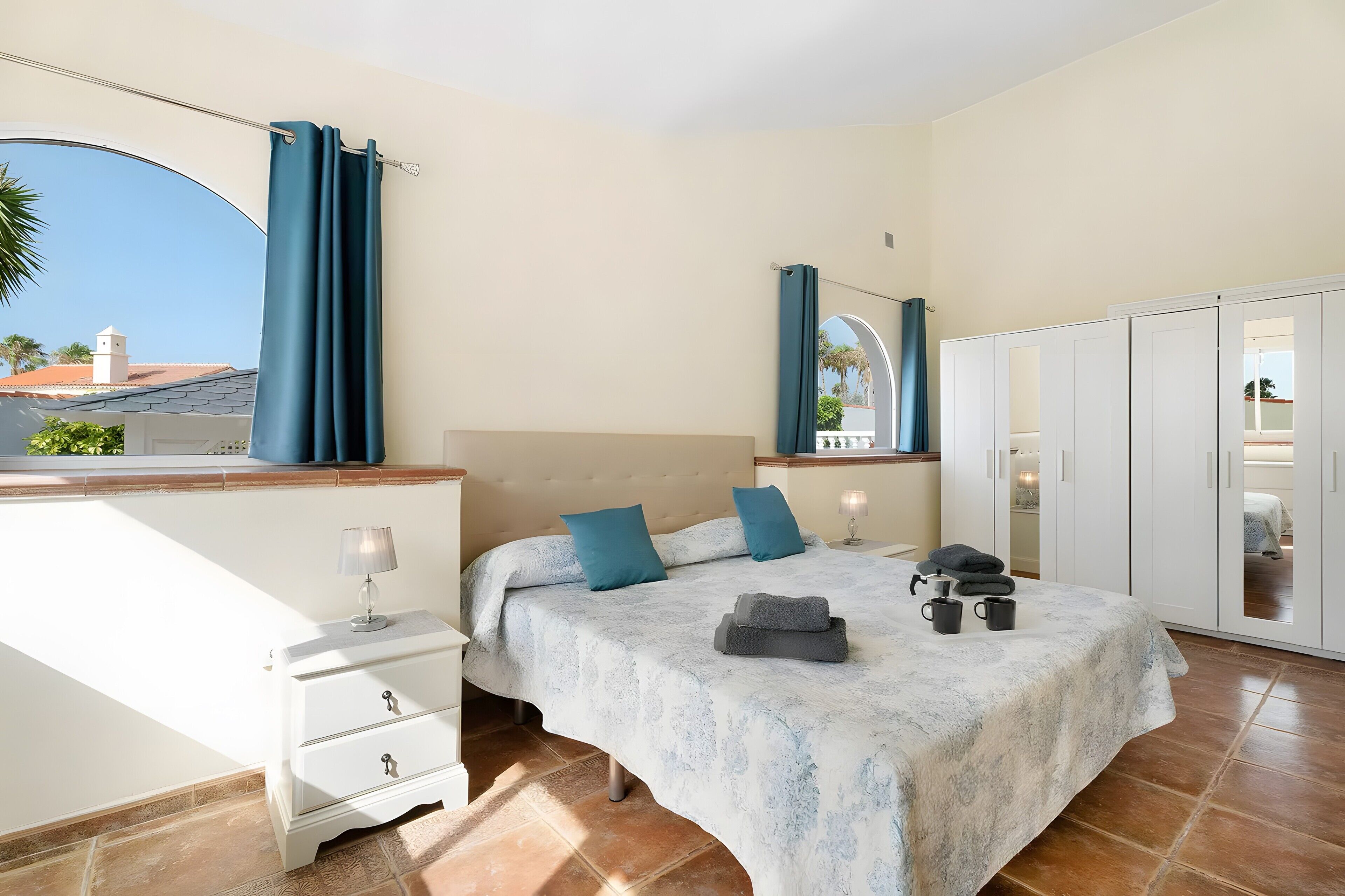 4 habitaciones, tabla de planchar con plancha y wifi gratis 