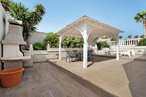 Outdoor dining - Villa "Casa Suenos" with 2 Pools, Wi-Fi, Garden & Terrace (San Miguel de Abona)