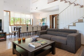 TV, lareira, mesa de pingue-pongue