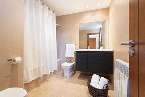 Suihku, hiustenkuivaaja, pyyhkeet