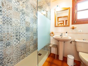 Douche, séchoir à cheveux, serviettes fournies