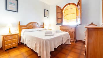 3 makuuhuonetta, silitysrauta/-lauta, ilmainen Wi-Fi, vuodevaatteet