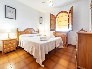 3 dormitorios, tabla de planchar con plancha, wifi gratis y ropa de cama