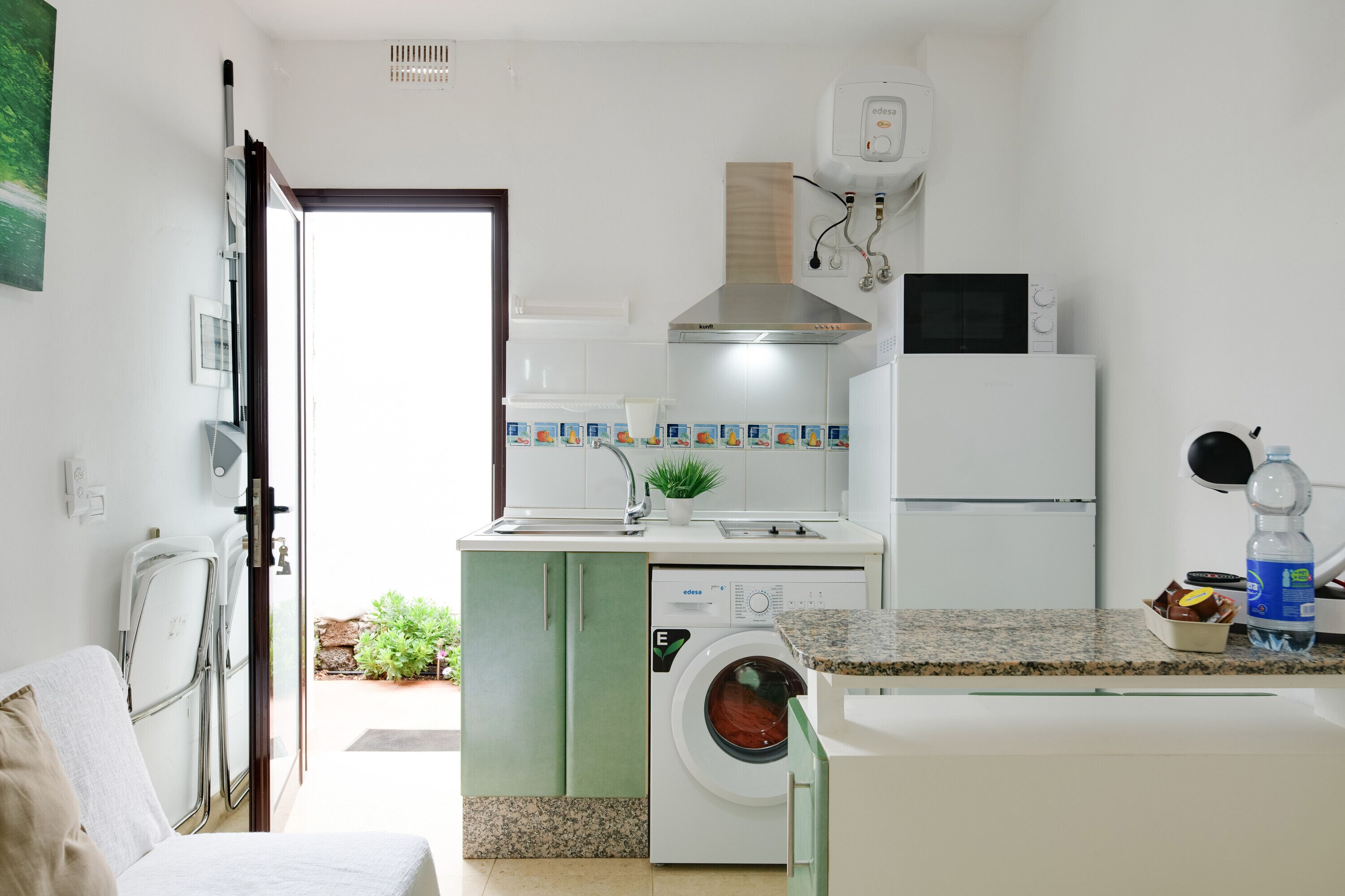 Kühlschrank, Mikrowelle, Herdplatte, Wasserkocher mit Kaffee-/Teezubehör