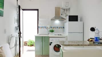 Refrigerador, microondas, placa de cocina, cafetera/tetera