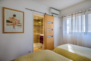 2 bedrooms, iron/ironing board, free WiFi, bed sheets - Apartment 'Nostalgique' with Sea View, Wi-Fi and Air Conditioning (Cannes)