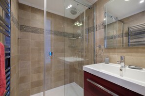 Een douche, een haardroger, handdoeken