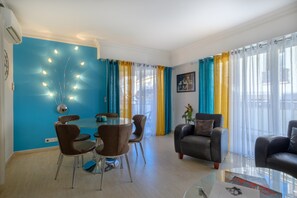 Dining - Apartment 'Nostalgique' with Sea View, Wi-Fi and Air Conditioning (Cannes)