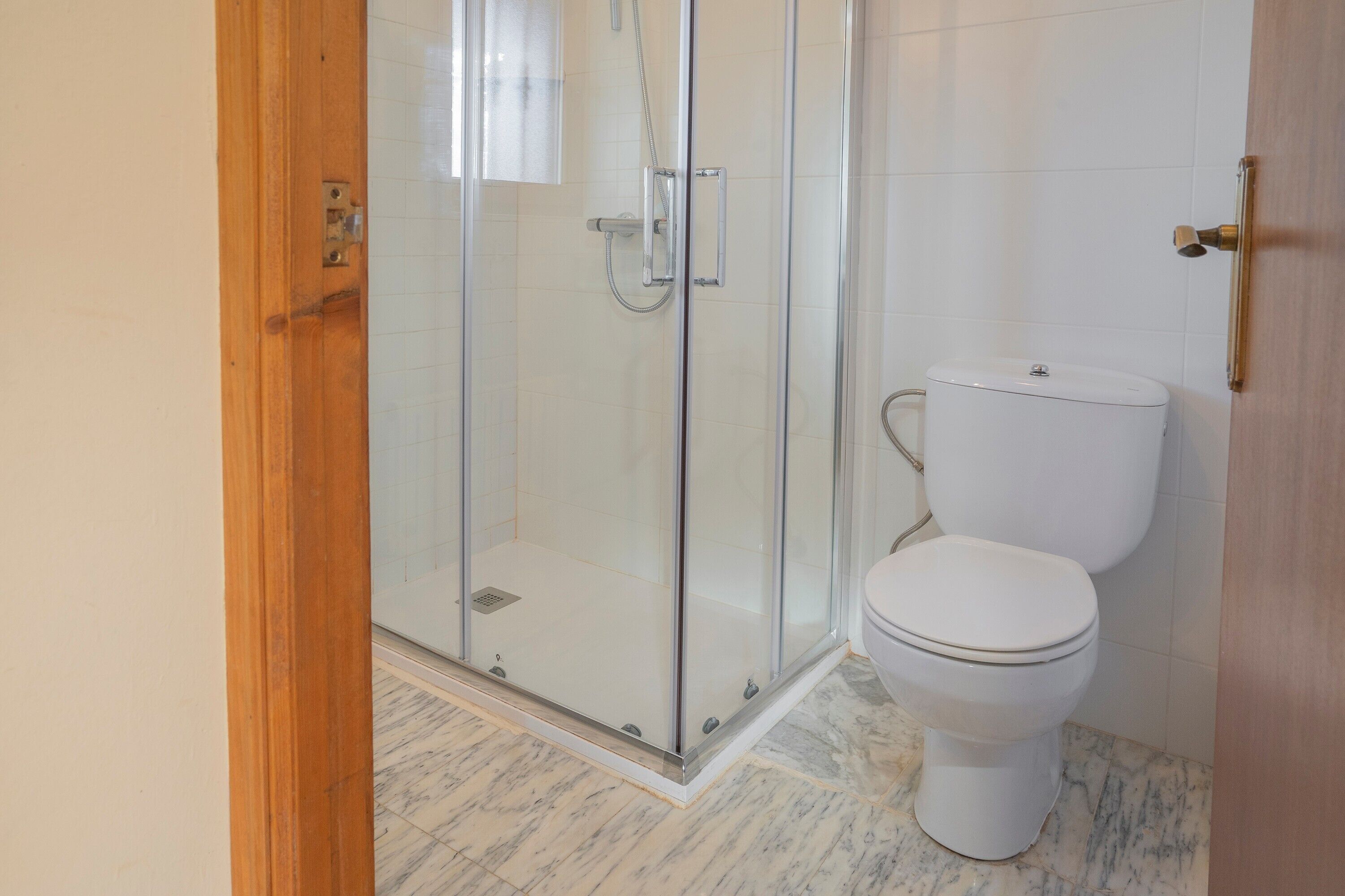 Een douche, een haardroger, handdoeken