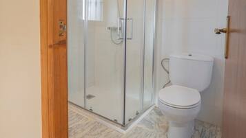 Douche, sèche-cheveux, serviettes fournies