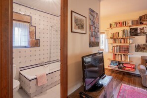 Regadera, secadora de cabello, toallas 