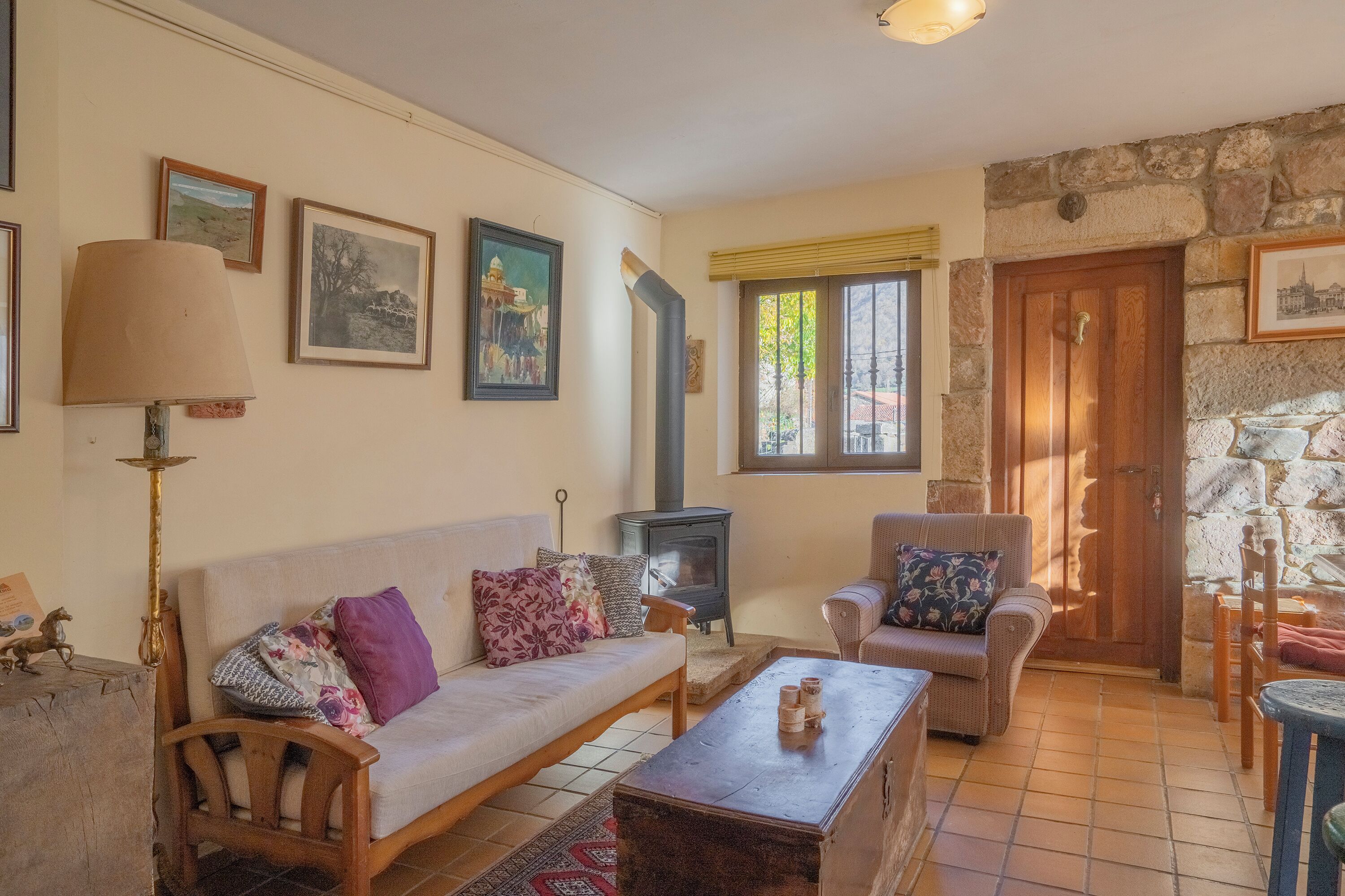 Een televisie en een open haard