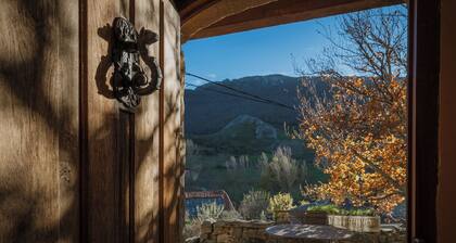 Casa rural 'El Casuco' con vistas a la montaña, terraza privada y jardín privado