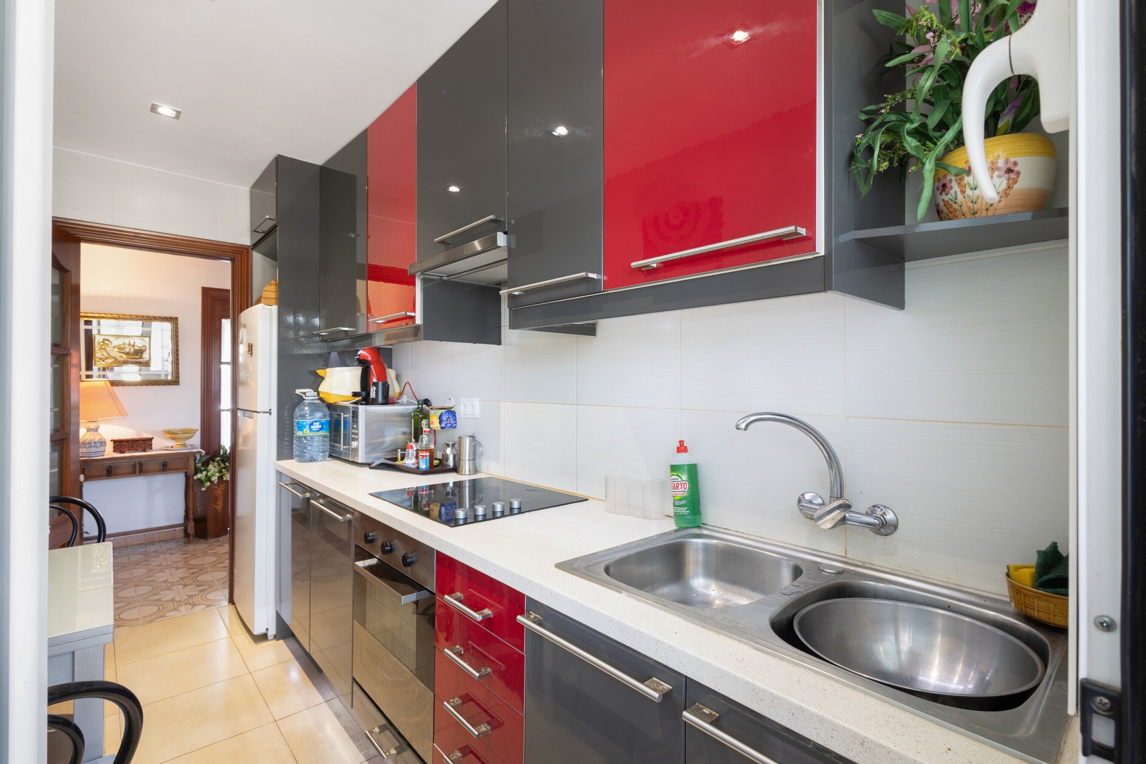 Een koelkast, een magnetron, een oven, een kookplaat