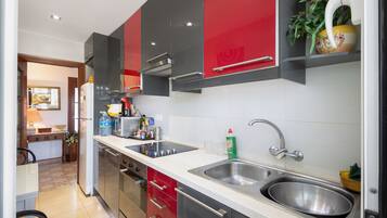 Een koelkast, een microgolfoven, een oven, een kookplaat