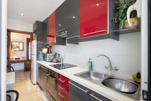 Jääkaappi, mikroaaltouuni, uuni, liesi