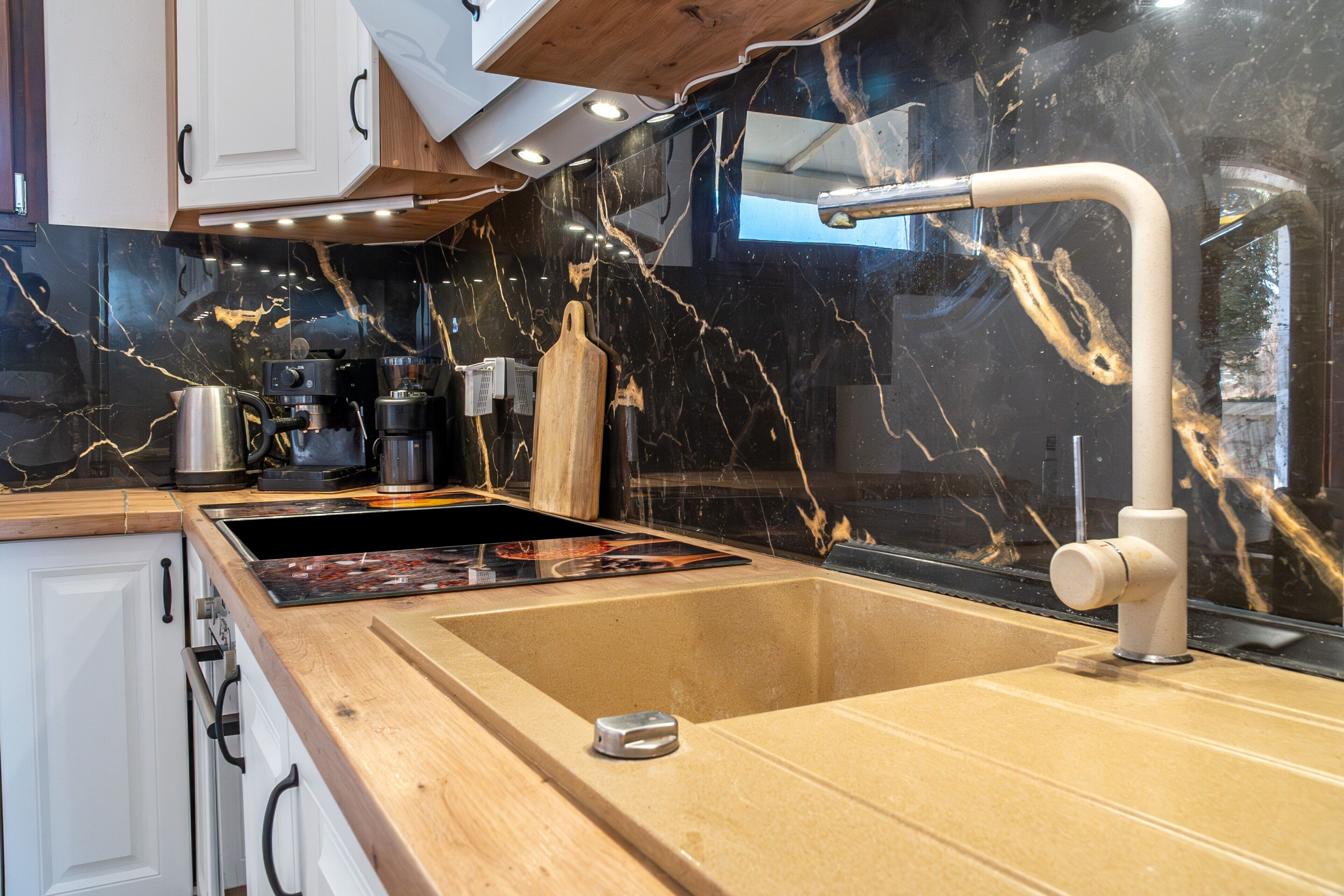 Frigorífico, microondas, horno y placa de cocina