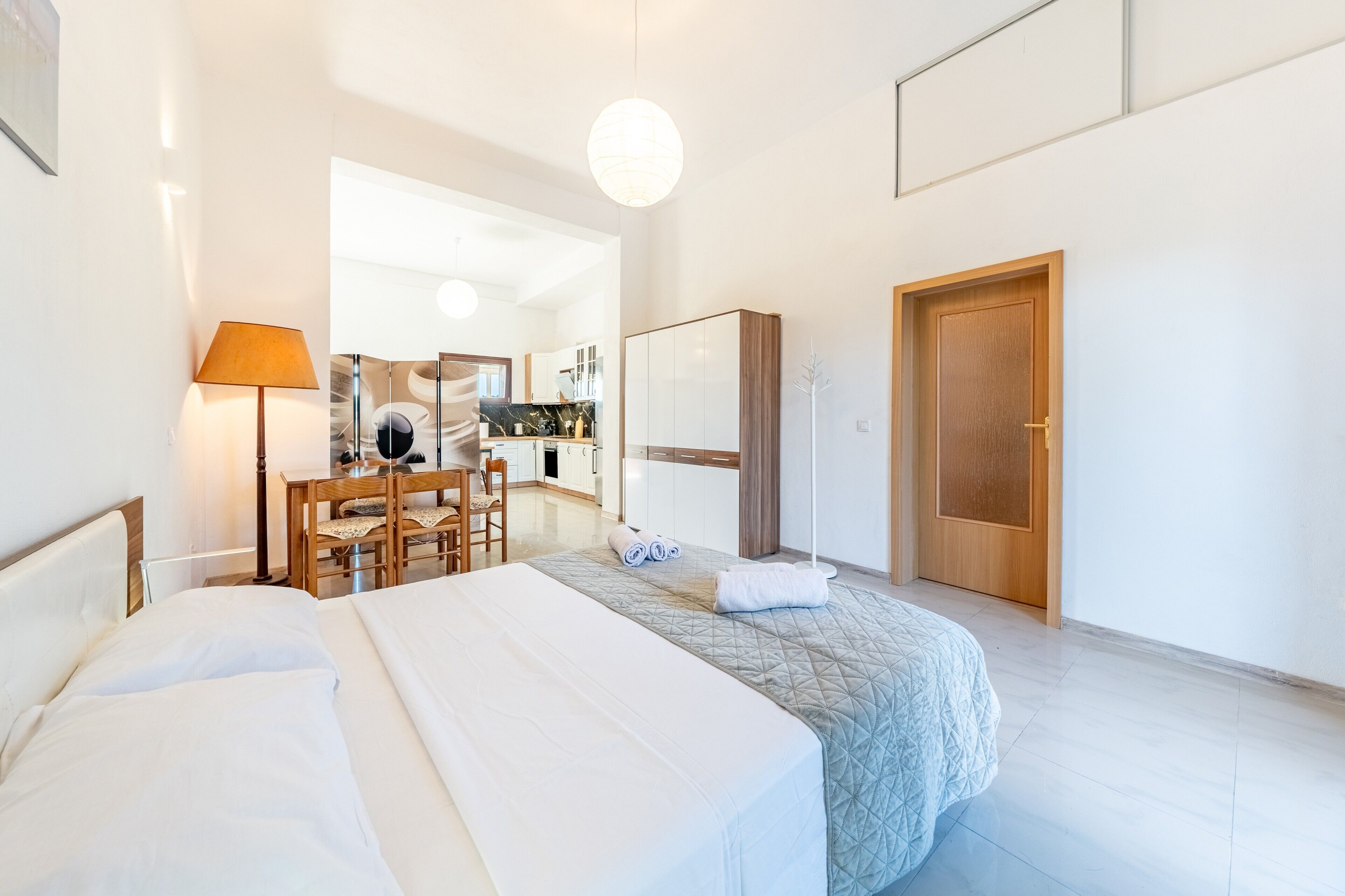 1 habitación, tabla de planchar con plancha, wifi gratis y ropa de cama 