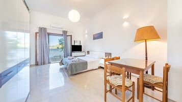 1 habitación, tabla de planchar con plancha, wifi gratis y ropa de cama