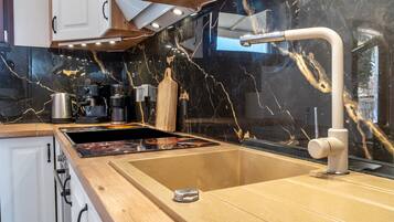 Køleskab, mikrobølgeovn, ovn, kogeplade