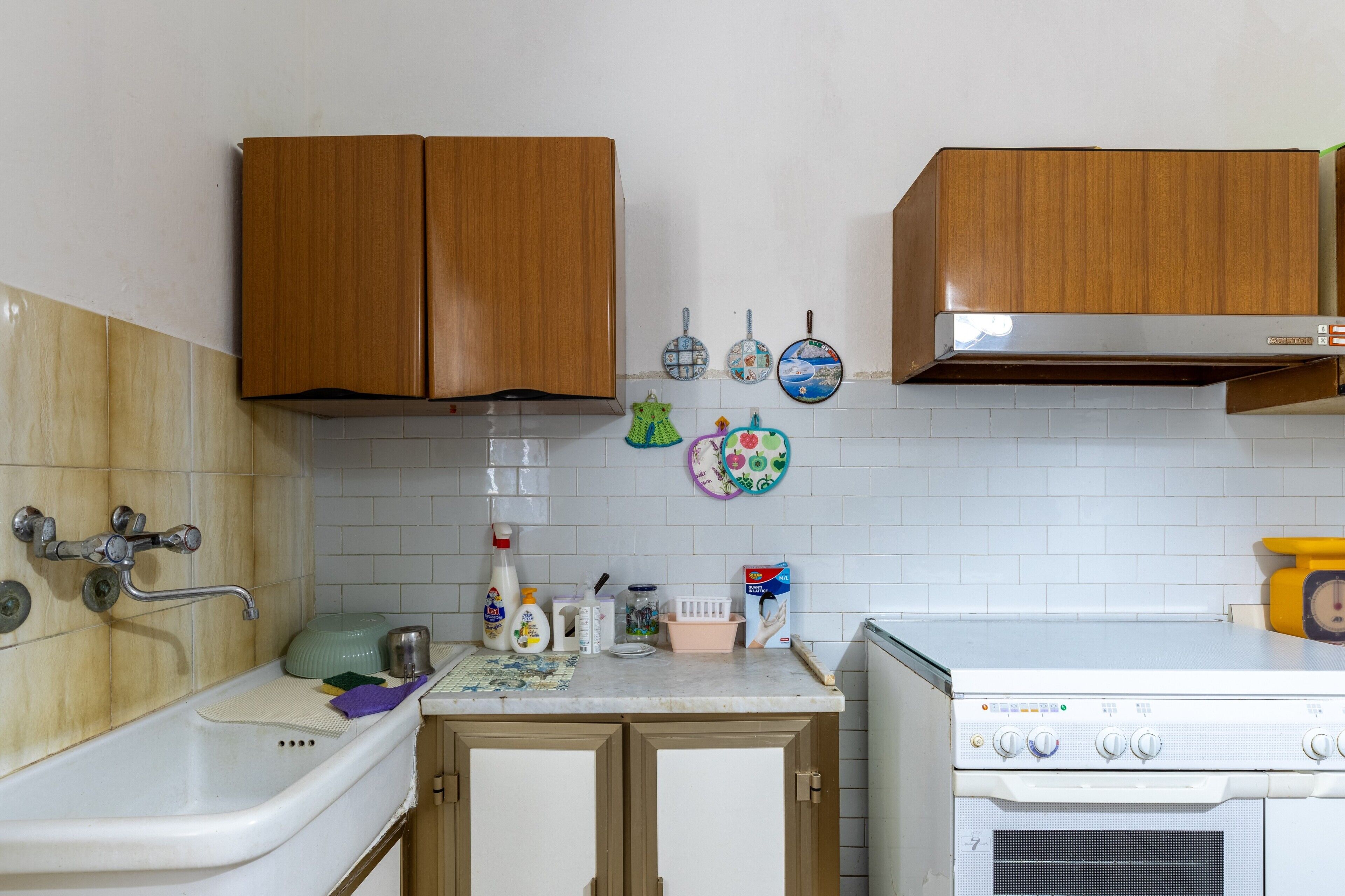 Kühlschrank, Ofen, Herdplatte, Wasserkocher mit Kaffee-/Teezubehör
