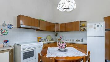 Frigorífico, horno, placa de cocina y cafetera o tetera
