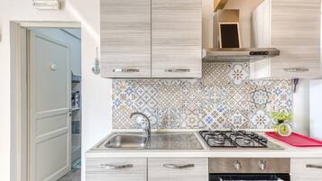 Jääkaappi, uuni, liesi, kahvin-/teenkeitin