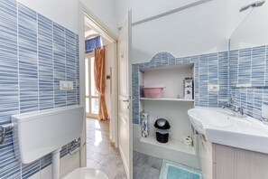 Suihku, hiustenkuivaaja, pyyhkeet