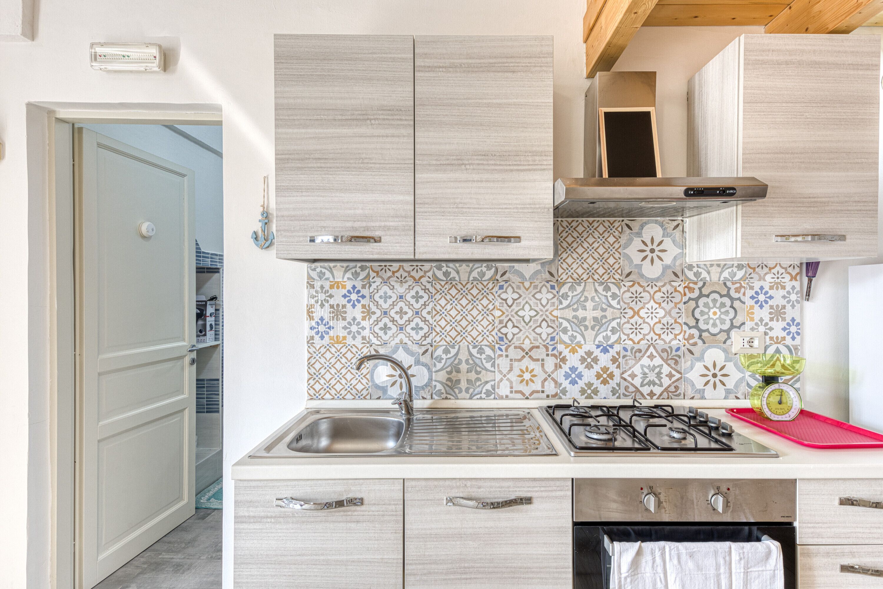 Kühlschrank, Ofen, Herdplatte, Wasserkocher mit Kaffee-/Teezubehör