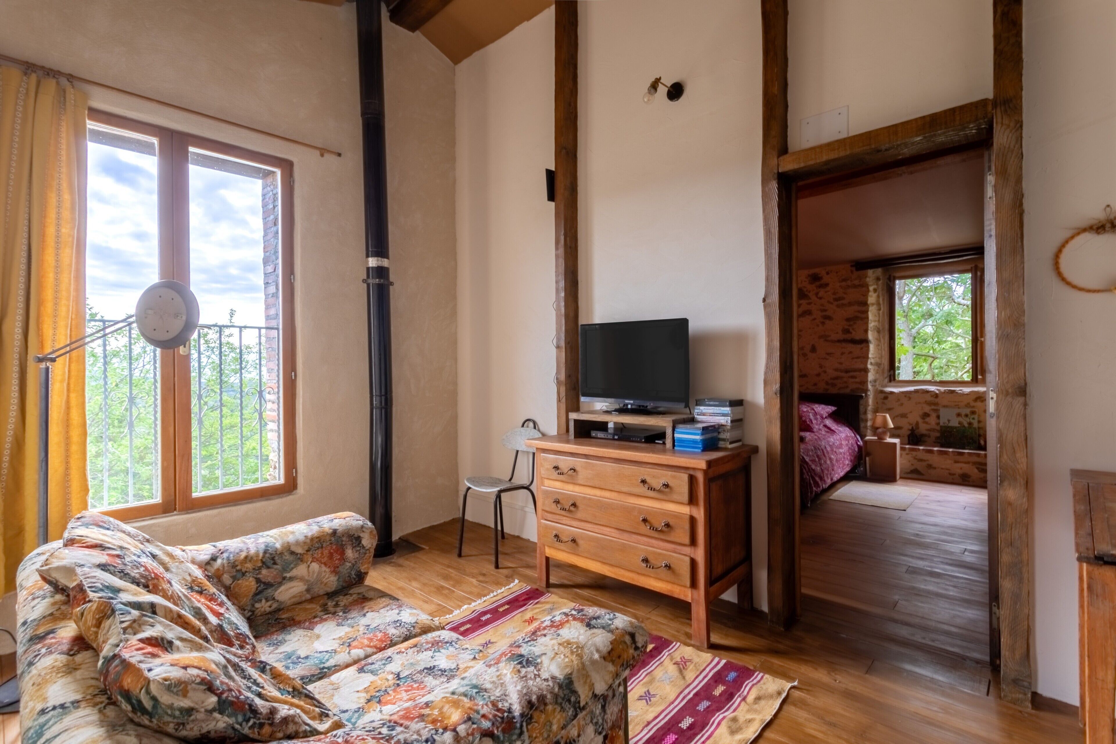 Una televisión, una chimenea, un reproductor de DVD