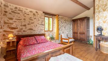 2 bedrooms, iron/ironing board, free WiFi, bed sheets