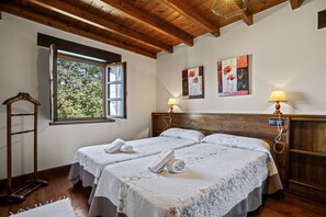 3 slaapkamers, een strijkplank/strijkijzer, gratis wifi, beddengoed