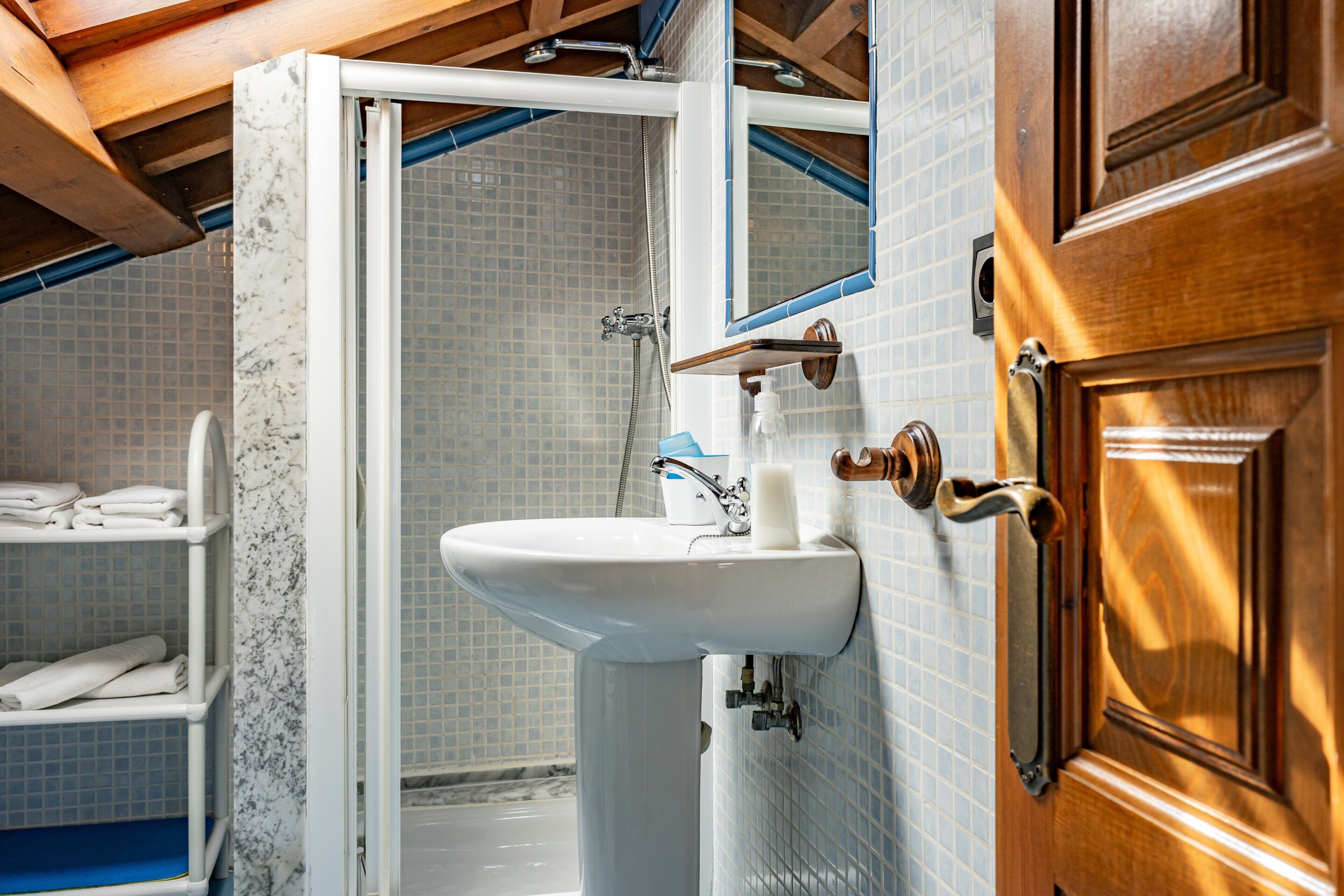 Een douche, een haardroger, handdoeken