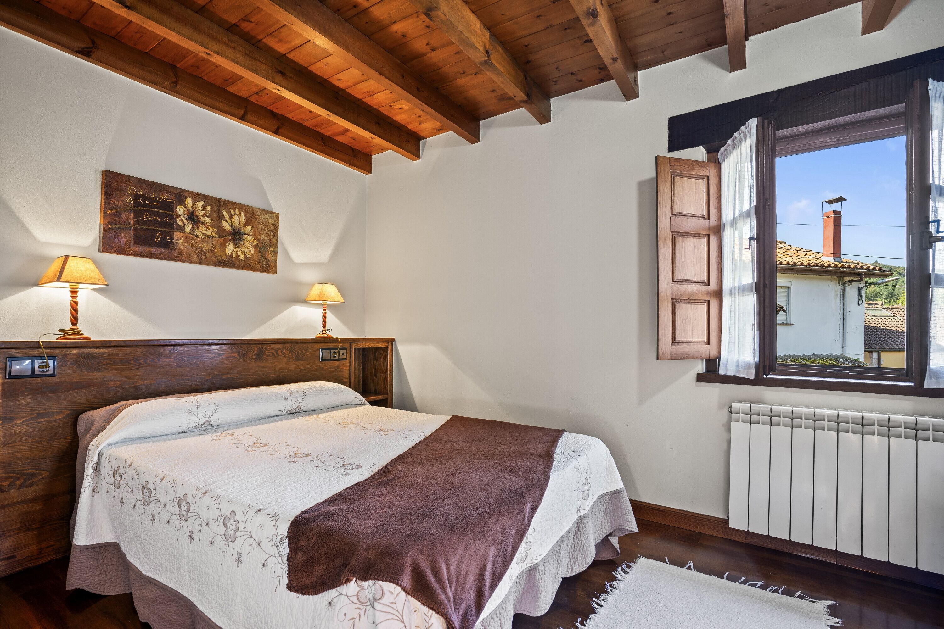 3 slaapkamers, een strijkplank/strijkijzer, gratis wifi, beddengoed