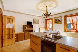 Geladeira, fogão, cooktop, lava-louças