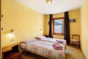 3 室のベッドルーム、WiFi (無料)、ベッドシーツ