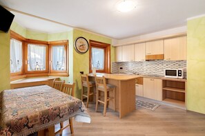 Frigorífico, microondas, placa de cocina y lavavajillas