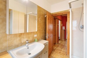 Douche, serviettes fournies