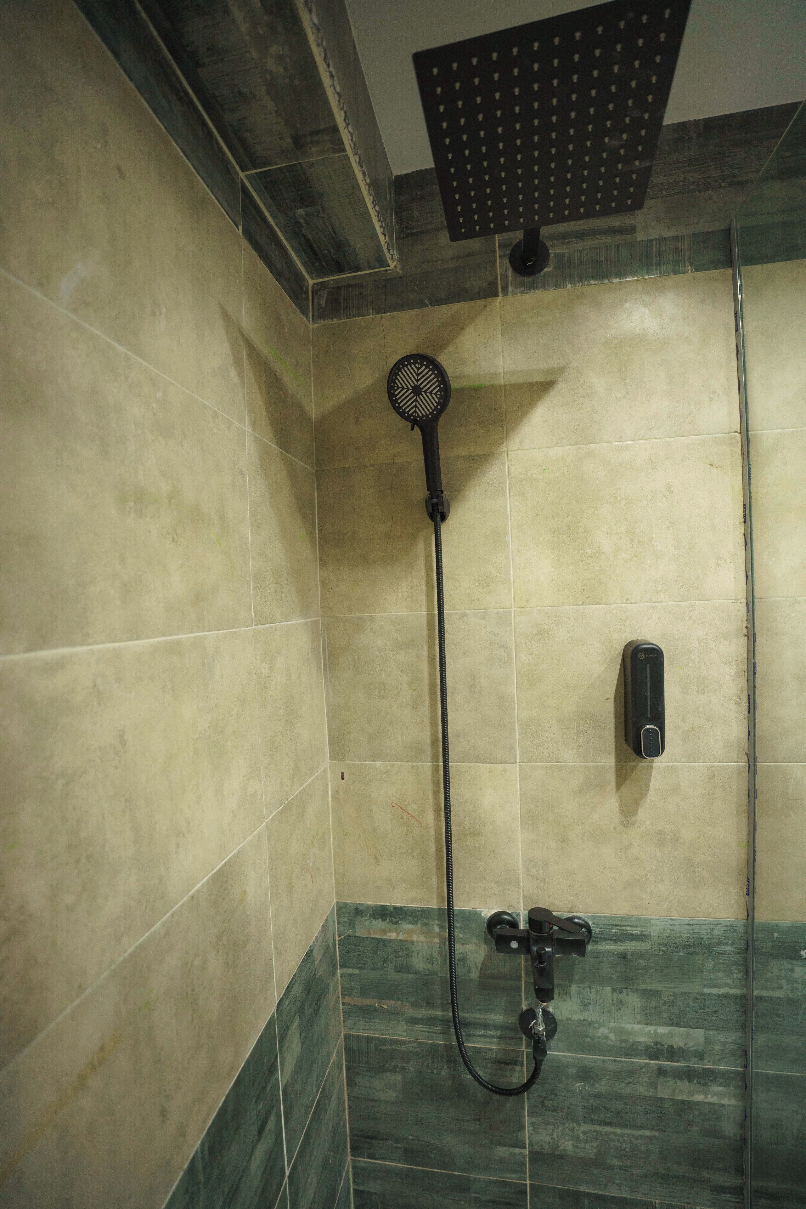 Kombinasi shower/bathtub dan perlengkapan mandi gratis