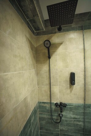 Combined shower/tub, free toiletries, hair dryer, slippers - Pyramids sunshine view (Giza)