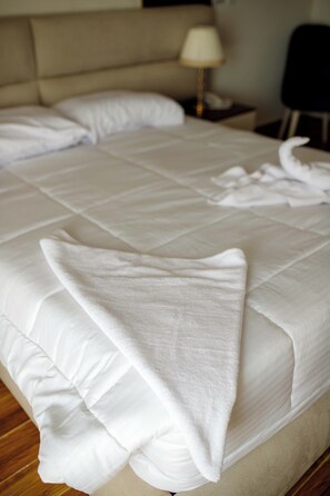 Deluxe Double Room | Egyptian cotton sheets, premium bedding, minibar, in-room safe - Pyramids sunshine view (Giza)