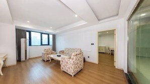 Un grand espace de vie comprenant un canapé, une table basse et une table à manger.