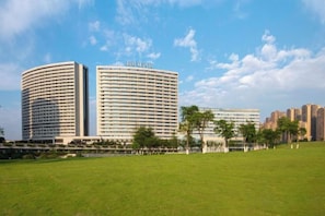 A hotel with a curved facade, multiple floors, and a flat roof. - Fengyelin Hotel (Chongqing)
