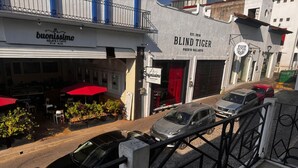 A street view with a café named 'Buonissima Gelato e Caffè' and a restaurant 'Blind Tiger'. - Económico y Céntrico Departamento a Solo 15mtrs de la Playa (Puerto Vallarta)