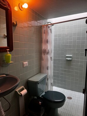 Toallas, jabón, shampoo, papel higiénico