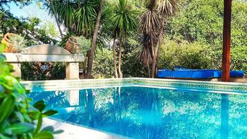 Een seizoensgebonden buitenzwembad