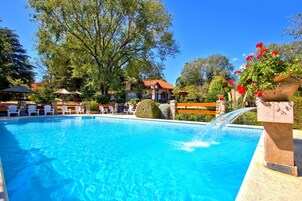 Una piscina al aire libre de temporada